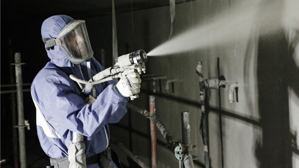 Applicator spraying polyurea